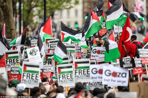 Violence erupts in London as pro-Palestine activists clash with police ...