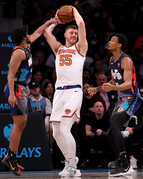 Knicks end road woes vs. Nets, win 121-102 | Reuters