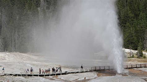 Explore the Old Faithful Area - Yellowstone National Park (U.S ...