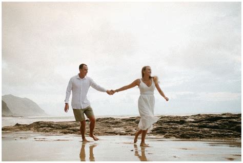 Couples Photos on the Beach on Oahu, Hawaii | Couple photos, Oahu ...