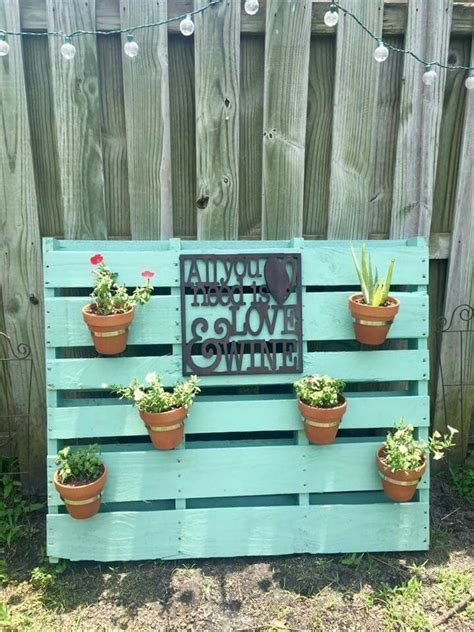 Pallet garden wall | Pallet garden walls, Garden wall, Pallet garden