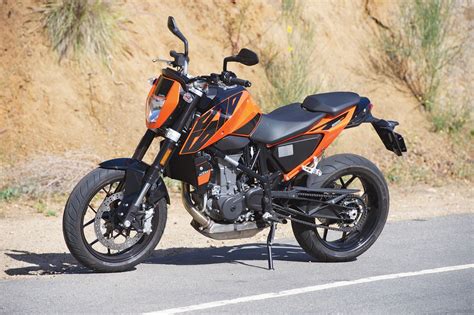 2016 KTM 690 Duke Review | Singular Feeling