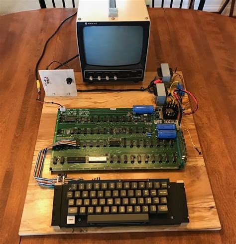 Charitybuzz Auctioning Off Vintage 'Schoolsky' Apple-1 Computer - MacRumors