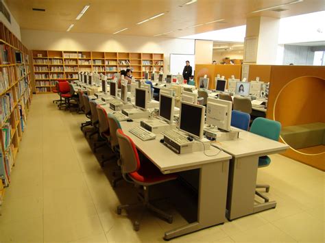 File:Yamanashi Gakuin Elementary School Media Center.JPG