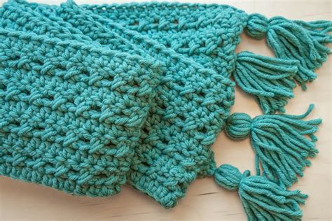 How to Crochet a Scarf for Beginners (10 Steps) | Crochet, Chunky crochet scarf, Crochet scarves