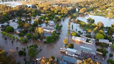 Australia flash flooding: Thousands evacuated - BBC News