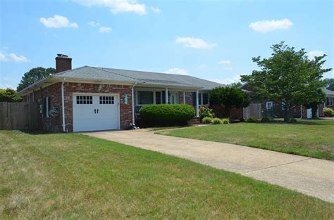 Absolutely Adorable Ranch-Style Home Located Less Than 10 Minutes To Town Center, Beaches, JEB ...