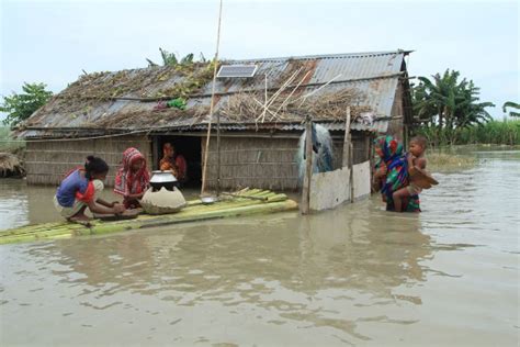 Bangladesh floods worsen leaving 1.5 million stranded - UCA News