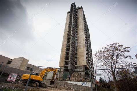 Demolishing the 25 floor building – Stock Editorial Photo © csakisti #93556934