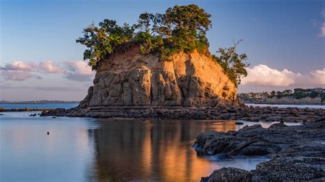 The Tor tide island in Torbay on Waiake Beach, Auckland, New Zealand | Windows 10 Spotlight Images