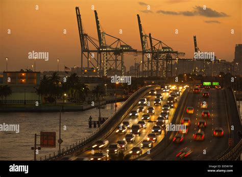 HIGHWAY TRAFFIC MACARTHUR CAUSEWAY PORT OF MIAMI FLORIDA USA Stock ...