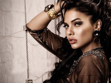 Sara Loren Pakistani actress | Løren wallpaper, Pakistani actress, Women