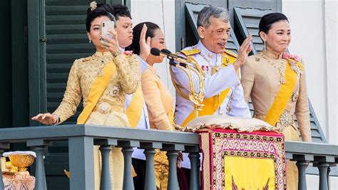 Facebook is blocking a group that criticizes the Thai royal family ...