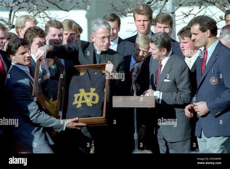 Reagan with Notre Dame football team 1989 Stock Photo - Alamy