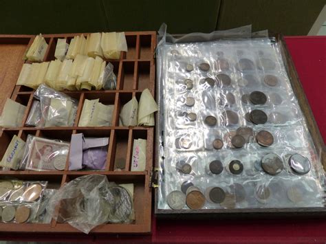 A LARGE QUANTITY OF ANTIQUE AND LATER COLLECTORS COINS AND BANK NOTES ...