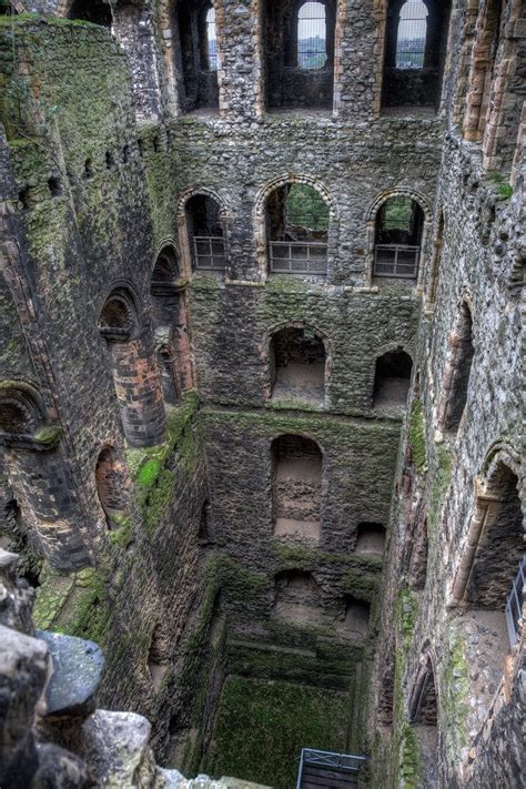 Rochester Castle, UK, Interior Depths [2992x4382][OC] : r/AbandonedPorn