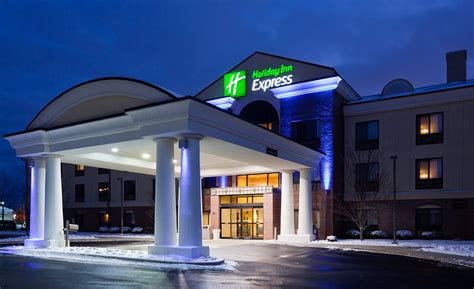 HOLIDAY INN EXPRESS MILWAUKEE N. BROWN DEER/MEQUON $110 ($̶1̶3̶7̶) - Updated 2021 Prices & Hotel ...