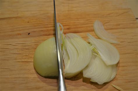 Everything Food...: HOW TO: Cut an Onion