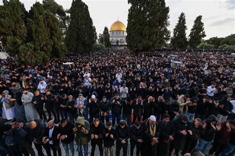 More than 60,000 perform Eid prayer at Al-Aqsa Mosque in Jerusalem | Middle East Eye