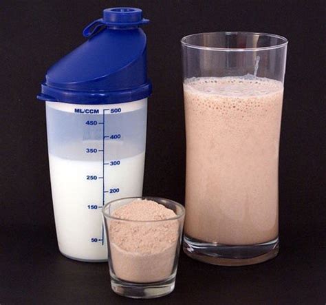 Whey Protein Powder: Benefits, Types and Best Brands | CalorieBee