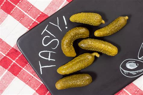 Glass jar with pickles, dill and garlic on wooden background - Creative Commons Bilder