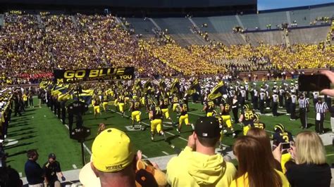 Michigan football - Touch the Banner - YouTube