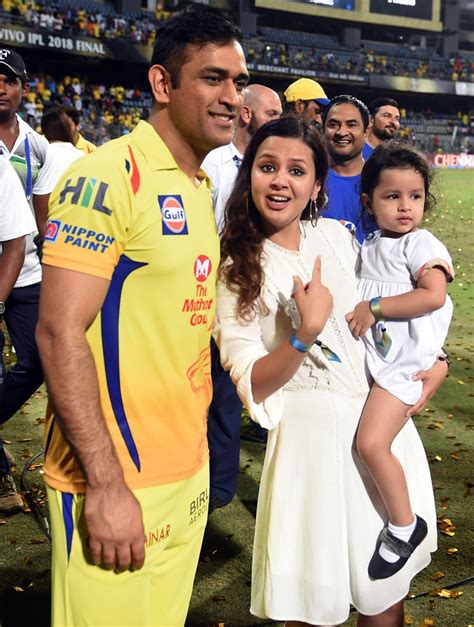 MS Dhoni Celebrates IPL Win with Wife Sakshi & Daughter Ziva - News18