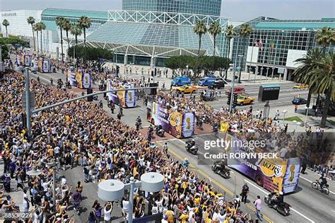 633 Los Angeles Lakers Victory Parade Photos & High Res Pictures ...