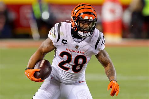 Joe Mixon gets restructured deal with Bengals as police charge lingers