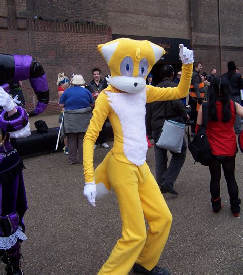 PsBattle: Awkward Cosplay of Tails from Sonic : r/photoshopbattles