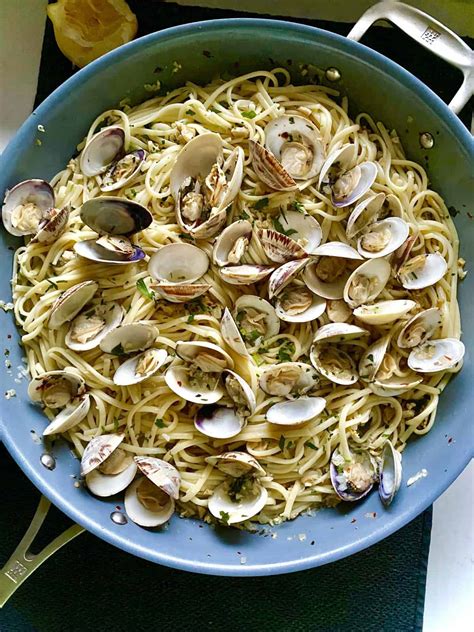 Linguine with Clams - Hungry Happens