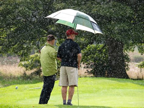 5 Helpful Tips for Playing Golf in the Rain - SummerGlen