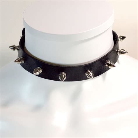 Spiked Choker Collar - Rock-concert-ready jewelry - Twisted Pixies