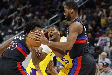 Lakers pin Pistons with record-breaking 15th straight loss | Reuters