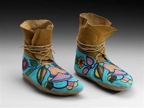 Pair of moccasins (Native American, Nez Perce, 1890-1900) – Textiles in Context