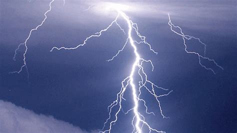 Thunder and Lightning Sounds in 2021 | Thunderstorm and lightning, Thunderstorm images ...