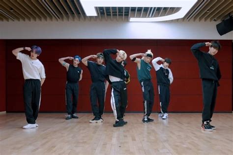 Watch: Stray Kids Goes Hard In Powerful Dance Practice Video For “MANIAC” | Soompi
