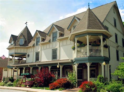 Nashville, Indiana, The Inn has 36 individually appointed guestrooms ...