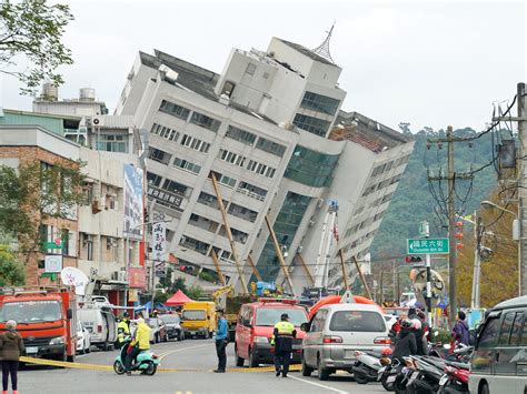 Taiwan Earthquake / Taiwan Earthquake Rescuers In Frantic Search For ...