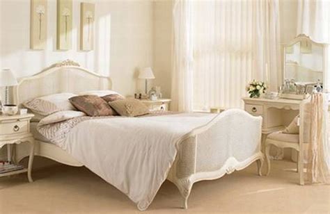 Fresh Decor: Elegant White Bedrooms Inspiration