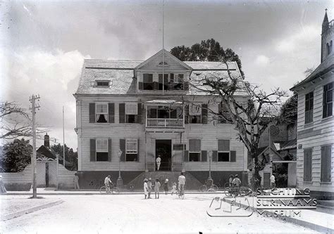 Surinaamse bank aan de Gravenstraat, de huidige Henck Arronstraat. Datum: ca.1920 Locatie ...