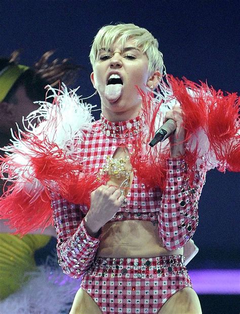 Miley Cyrus strips things down on 'Younger Now'