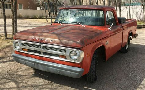 Sweet Short Bed: 1970 Dodge D100 | Barn Finds