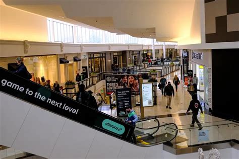 Woman brandishes gun in King of Prussia Mall food court