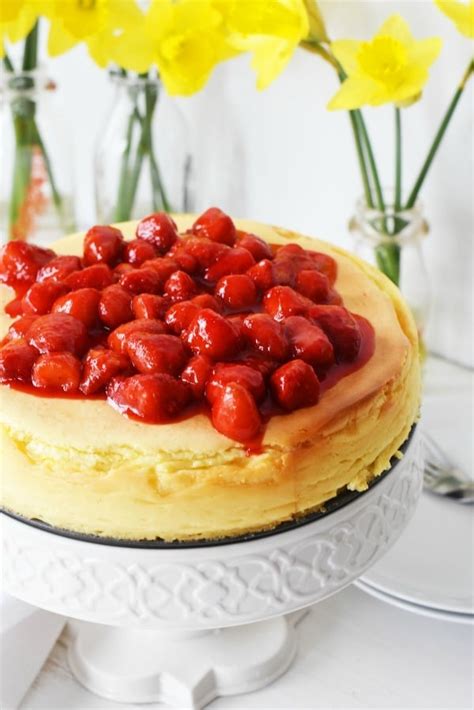 Crustless Cheesecake with Strawberries (Rich and Creamy) - Sizzling Eats