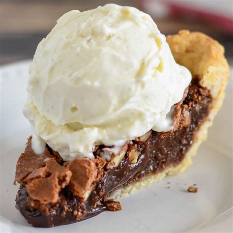 Chocolate Pecan Pie {EASY + Delicious} | Lil' Luna