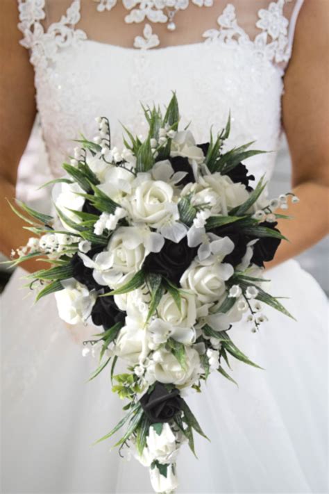 Black And White Rose Bouquet | stickhealthcare.co.uk