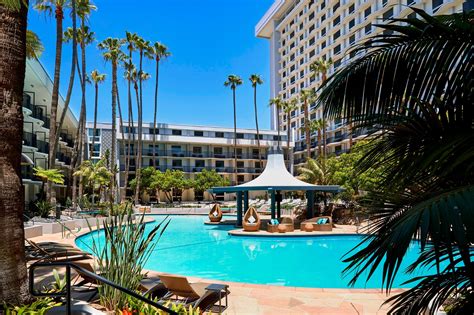 Los Angeles Hotels with Free Airport Shuttle | Los Angeles Airport Marriott