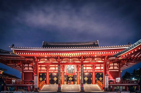 Japanese couple praying at Asakusa Kannon Temple, Tokyo | Japan travel ...