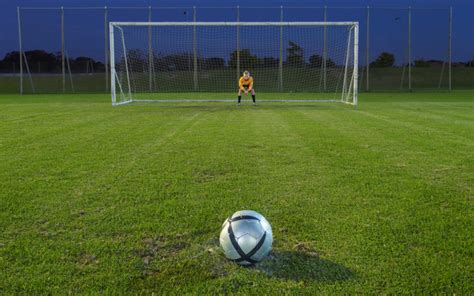 Penalty : The penalty made by Fernandes set MU qualified for the ...